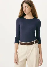 Blusa azul de punto tejido liviano, con cuello redondo y mangas largas.