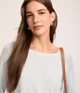 Suéter negro de punto con cuello redondo y mangas largas.