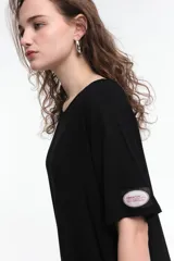 Vestido midi gris de corte recto, con cuello redondo y mangas cortas.