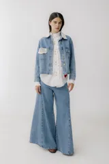 Pantalón jean color borgoña, de corte wide leg y tiro alto.