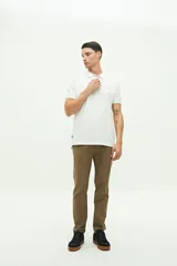 Polo color beige con textura, corte regular, logo estampado en el pecho y mangas cortas con ribete blanco.