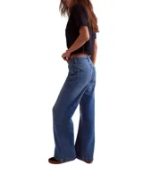 Jean de calce relajado y pierna ancha, confeccionado en denim clásico de algodón y lyocell con lavado parejo. Cuenta con tiro medio, bolsillos delanteros y traseros, cierre con botón y cremallera, y presillas para cinturón.