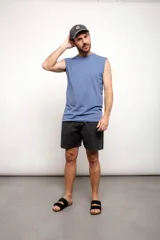 Musculosa negra de corte clásico.