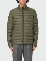 Campera puffer verde oliva con cierre frontal, cuello alto y logo bordado en el pecho. Diseño acolchado horizontal. Marca BOSS, modelo Oden.