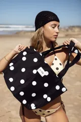 Gorro negro tejido a crochet con diseño calado.