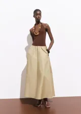 Body marrón sin mangas con escote halter.