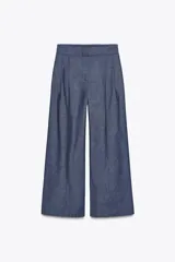 Pantalón azul de tiro alto con pinzas y nervio marcado delantero, cintura elástica en la espalda, pernera ancha y cierre frontal con cremallera, botón interior y ganchos.