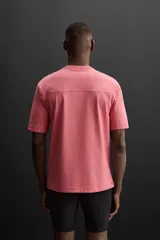 Camiseta color ladrillo de corte relaxed fit, cuello redondo y manga corta.