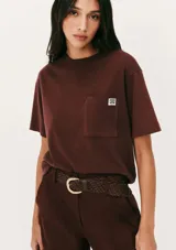 Camiseta manga corta color bordeaux con bolsillo en el pecho y etiqueta con logo de la marca.