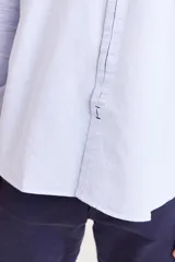 Camisa celeste de corte slim fit, con cuello clásico y mangas largas.