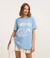 Remera celeste de algodón con estampado blanco que incluye la palabra "Cambridge", un ancla y la frase "Massachusetts Crew".
