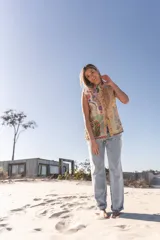 Chaleco bordado a mano con flores y mostacillas al estilo hindú, de corte amplio.