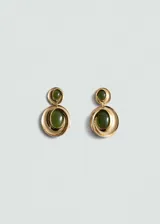 Par de aros colgantes dorados con dos piedras verdes ovaladas.