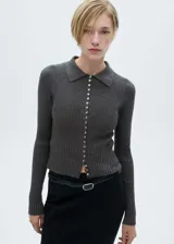 Cárdigan gris de punto fino con cuello camisero y botones decorativos.