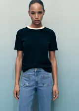 Jeans de tiro medio, estilo flare, color celeste claro con efecto lavado. Presenta dos bolsillos de parche frontales y bajo deshilachado.