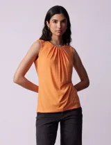 Blusa color naranja sin mangas, con cuello redondo con frunces delanteros y abertura con botón en la espalda.