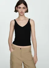 Musculosa negra de punto fino con tirantes finos y escote en V.