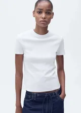 Remera blanca de algodón con cuello redondo y mangas cortas.