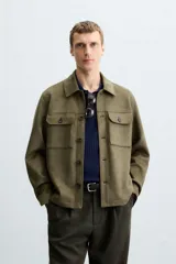 Sobrecamisa color beige de tejido efecto ante, corte regular fit, con cuello solapa, manga larga con puños abotonados, bolsillos de parche con solapa en el pecho y bolsillos de ojal en la cadera.
