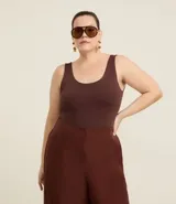 Musculosa blanca de poliamida con breteles anchos y escote en U.