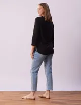 Blusa celeste texturada marca Ninety, con cuello a la base, escote en V y abertura central con botones. Delantera con bolsillo y mangas tres cuartos regulables con presilla y botón.