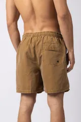 Short de baño gris con cintura elastizada y cordón ajustable. Tiene bolsillos laterales y logo de la marca en la pierna derecha.