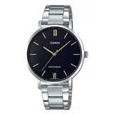 Reloj Casio plateado con pulsera de acero inoxidable y esfera negra con agujas doradas.