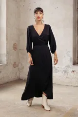 Vestido midi cruzado color azul eléctrico, con escote en V y mangas 3/4 abullonadas.
