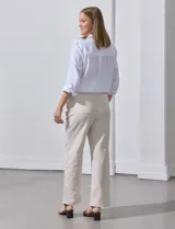 Pantalón de lino color blanco, marca Aexanderr Jordan. Tiene pretina ancha elastizada con lazo de ajuste, bolsillos verticales delanteros y bolsillos traseros.