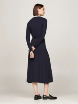 Vestido camisero midi de manga larga color azul marino, con cuello tipo chomba a rayas blancas, rosas y negras. Incluye cinturón con hebilla metálica y logo de Tommy Hilfiger bordado en el pecho.