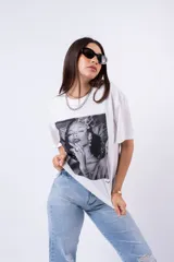 Remera oversize blanca de algodón con estampado fotográfico en blanco y negro de una mujer fumando.
