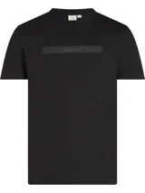 Remera negra de algodón con cuello redondo y manga corta. Presenta una barra horizontal texturizada con el logo de Calvin Klein en relieve en el pecho.