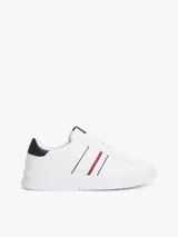 Zapatillas urbanas Tommy Hilfiger de cuero blanco con detalles en azul marino y rojo. Presentan logo en bajo relieve en el lateral y suela cupsole.