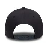 Gorro de béisbol New Era, color negro, con el logo de los New York Yankees bordado en blanco en el frente y la palabra "Yankees" bordada en blanco en la visera.