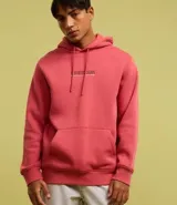 Hoodie color salmón de algodón con felpa, corte comfort, capucha con cordón ajustable, manga larga, bolsillo canguro, barras ajustadas y estampa lettering "Synthetic escape" en frente y espalda.