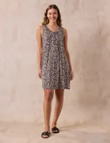 Camisón corto sin mangas, con estampado animal print, escote en V con botones y detalle plisado en el pecho.