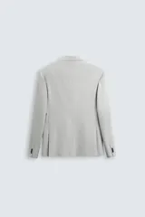 Blazer straight fit color gris confeccionada en tejido con viscosa. Cuello con solapas de muesca y manga larga acabada en puño con botón. Bolsillo de vivo en pecho y bolsillos de plastrón en cadera. Bajo con aberturas en espalda. Cierre frontal de botonadura.