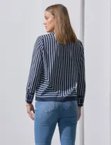 Blusa de gasa estampada a rayas verticales blancas y negras, marca Sioni. Espalda con abertura y botón. Manga larga con puño y botón.