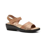 Sandalia de cuero color beige con plataforma baja y tira delantera con detalle de textura.