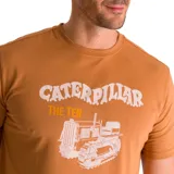 Remera color ocre con cuello redondo y mangas cortas. Estampado frontal con el logo de Caterpillar y el dibujo de una máquina excavadora.
