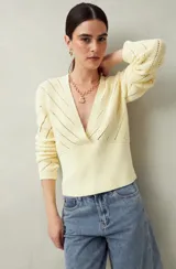 Sweater negro de tejido de punto calado, con escote en V cruzado y mangas largas.