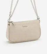 Cartera baguette color marrón con textura símil cuero, correa de cadena plateada y cierre superior con cremallera.