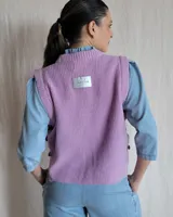 Chaleco de punto marrón con cuello redondo y sisas amplias.