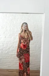 Vestido largo de microtul con estampado animal print y flores rojas.
