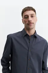 Camisa de algodón color azul oscuro, con cuello clásico y corte semi slim.