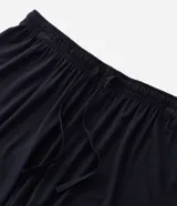 Pijama corto masculino de modal, color azul marino oscuro, compuesto por una remera de manga corta con cuello redondo y un short con ajuste de cordón.