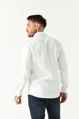 Camisa blanca de hombre, de corte slim, con cuello italiano y logo bordado.