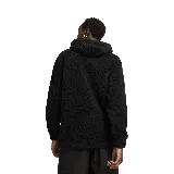 Buzo hoodie Puma de hombre, color negro, con textura de corderito y logo bordado en el pecho. Cuenta con capucha y bolsillo con cierre en la manga izquierda.