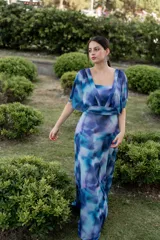 Vestido largo en microtul con estampado abstracto en tonos azules y verdes.