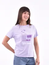 Remera lila con estampado frontal con la frase "Gracias por nada".